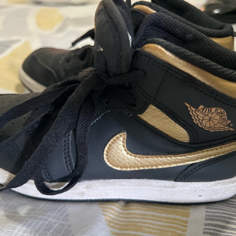 Jordan Kids Sneakers in Black and Gold
